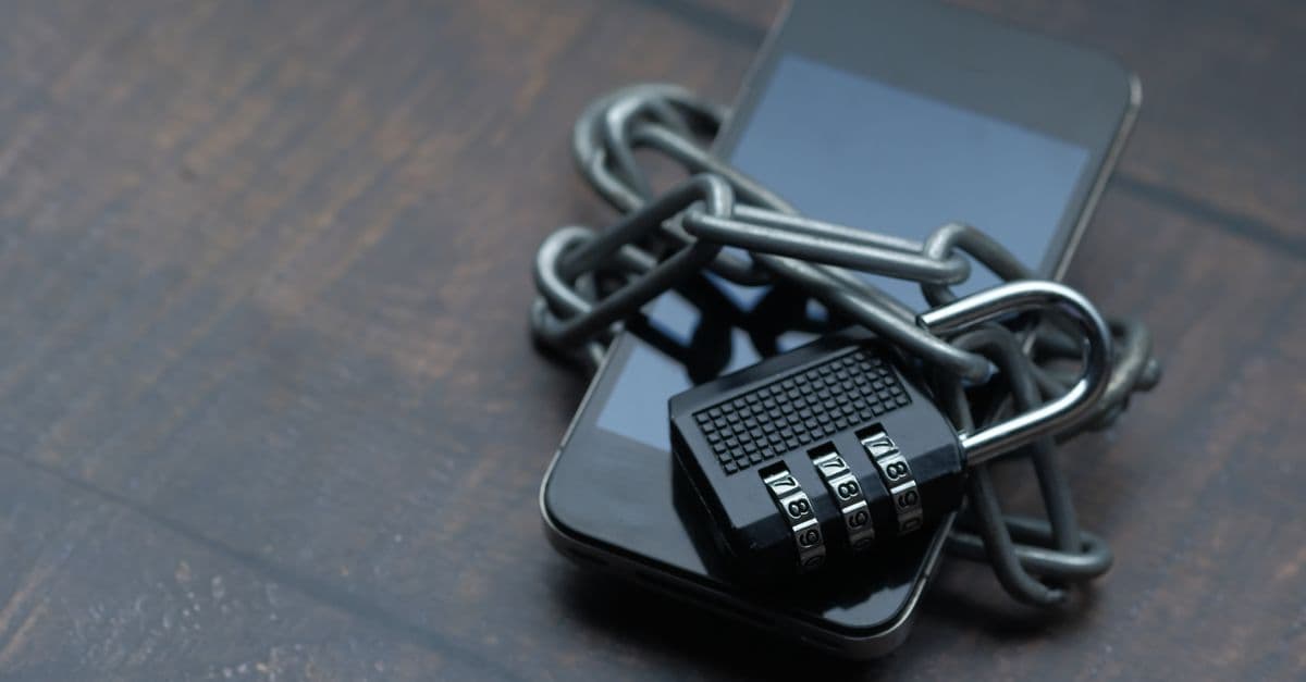 Bulut yedekleme ve dijital dosya düzenini temsil eden telefon ekranı