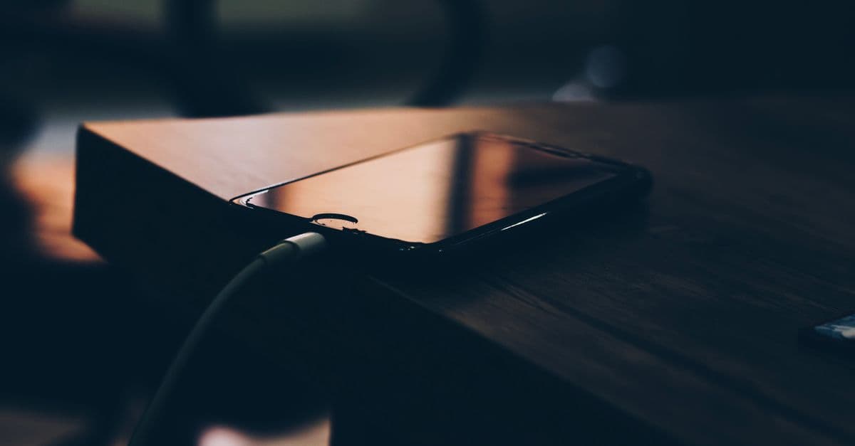 Masa üzerinde akıllı telefon ve şarj ekipmanları