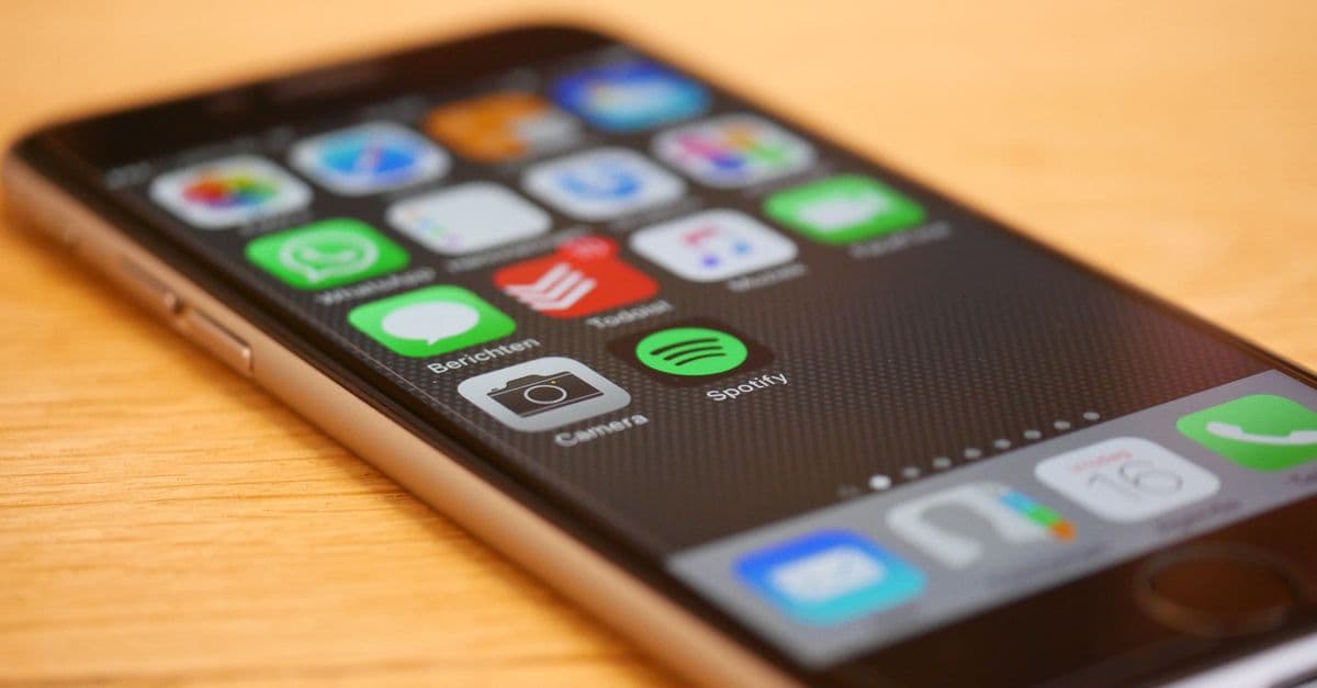 Telefonunda güvenlik ayarlarını inceleyen kullanıcı