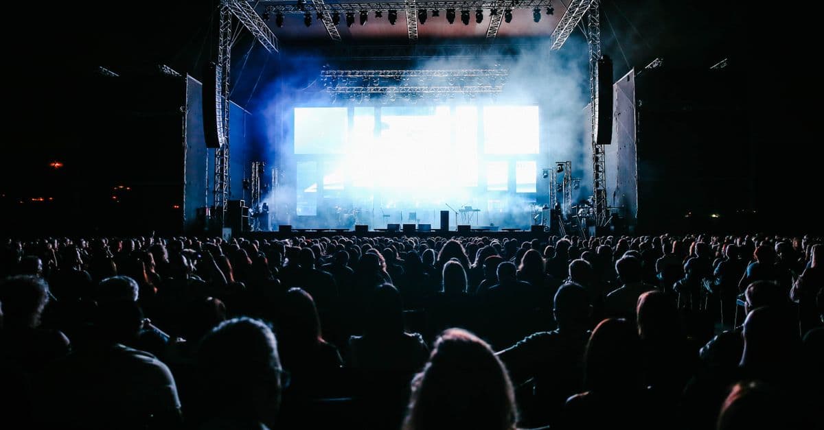 Bir açık hava konserinde sahne ışıkları ve kalabalık