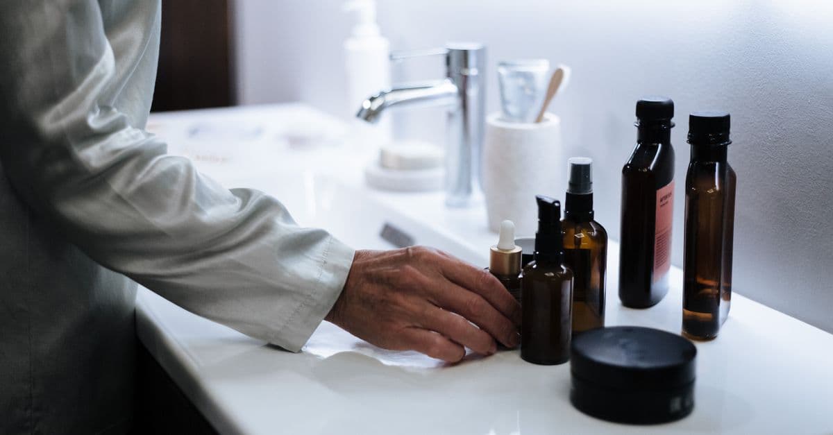 Cilt bakım rutininde kullanılan serum ve kozmetik ürünleri
