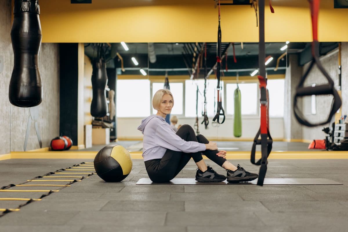 TRX bandıyla plank pozisyonu çalışan bir sporcu