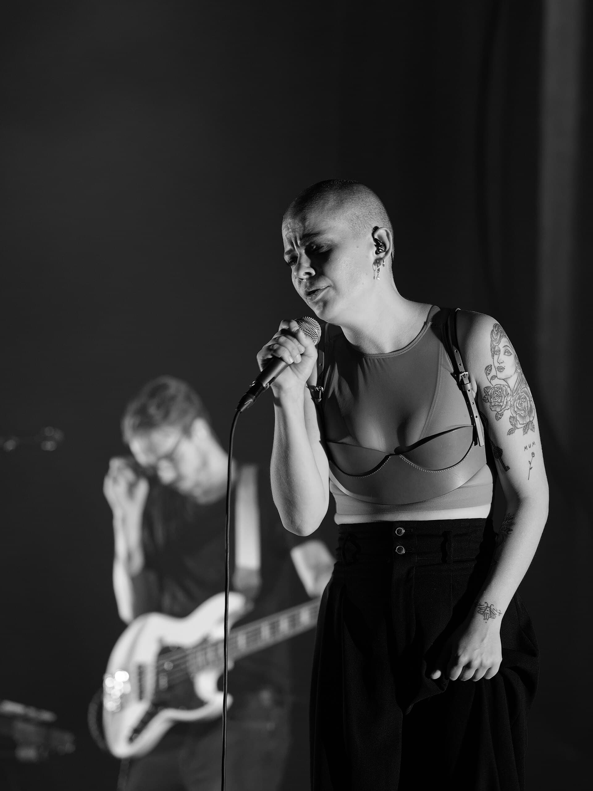 Sharon Kovacs siyah beyaz konser karesinde şarkı söylerken