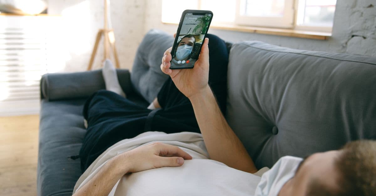 Telefonuyla görüntülü görüşme yapan bir kullanıcı