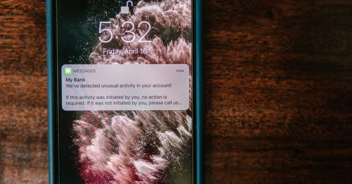 Akıllı telefonunda güvenlik ayarlarını kontrol eden bir kullanıcı