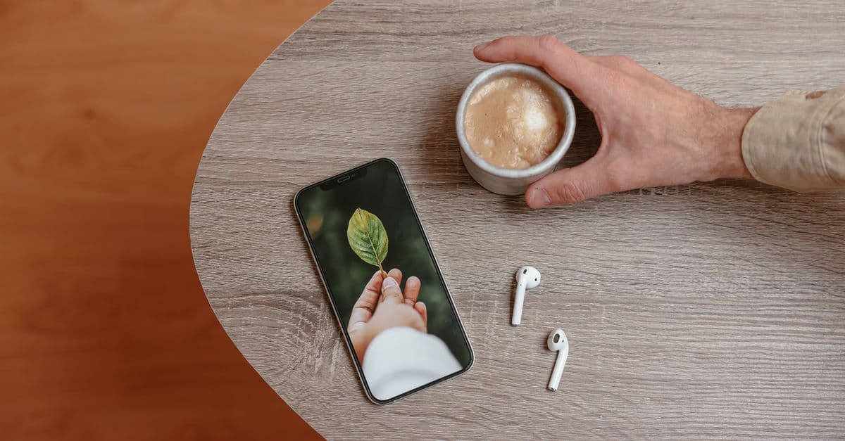 WhatsApp uygulamasını kullanan bir kişinin elinde akıllı telefon