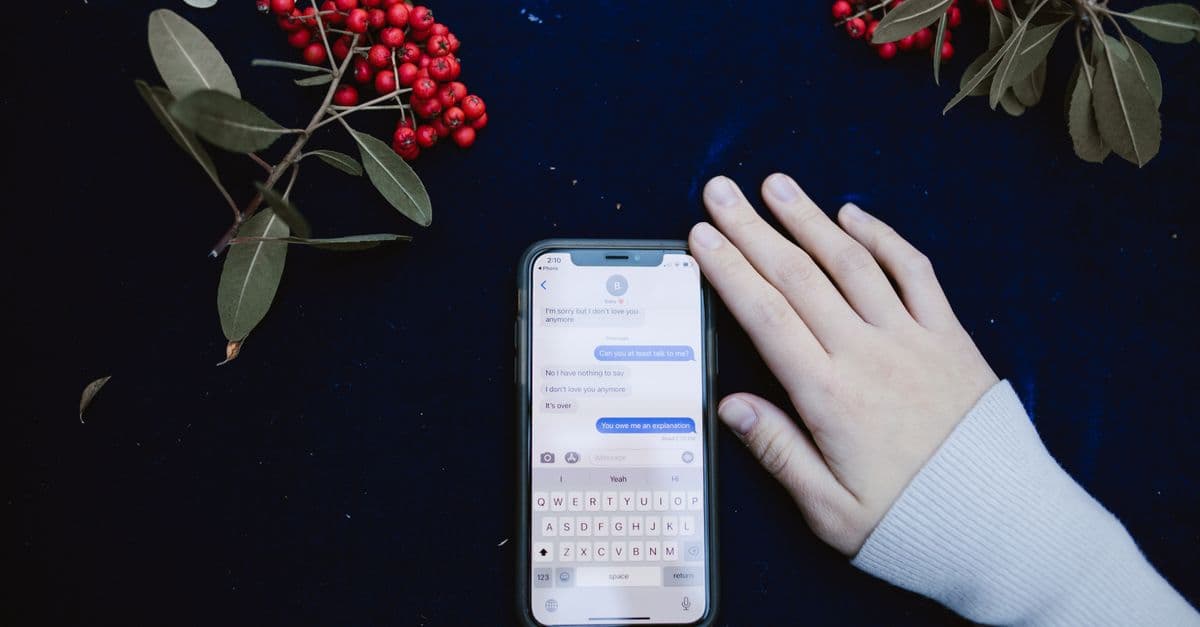 Telefon ekranında mesajlaşma uygulaması arayüzü tutan eller