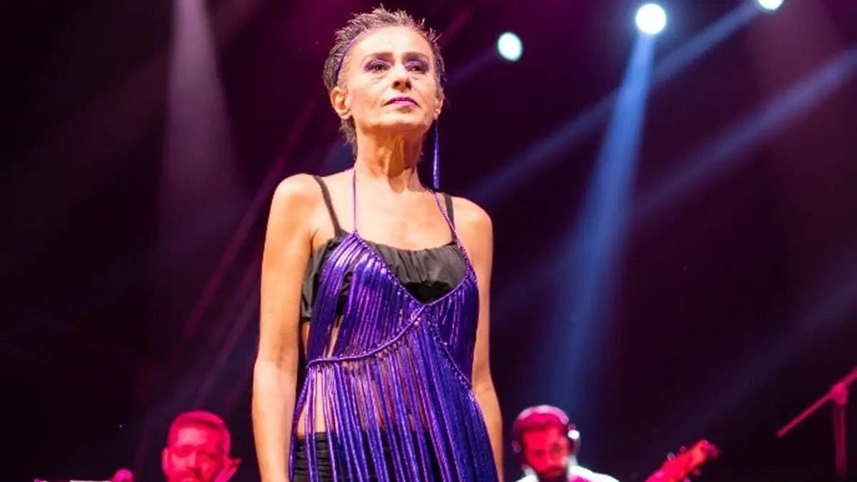 Yıldız Tilbe sahnede mikrofonuyla gülümserken