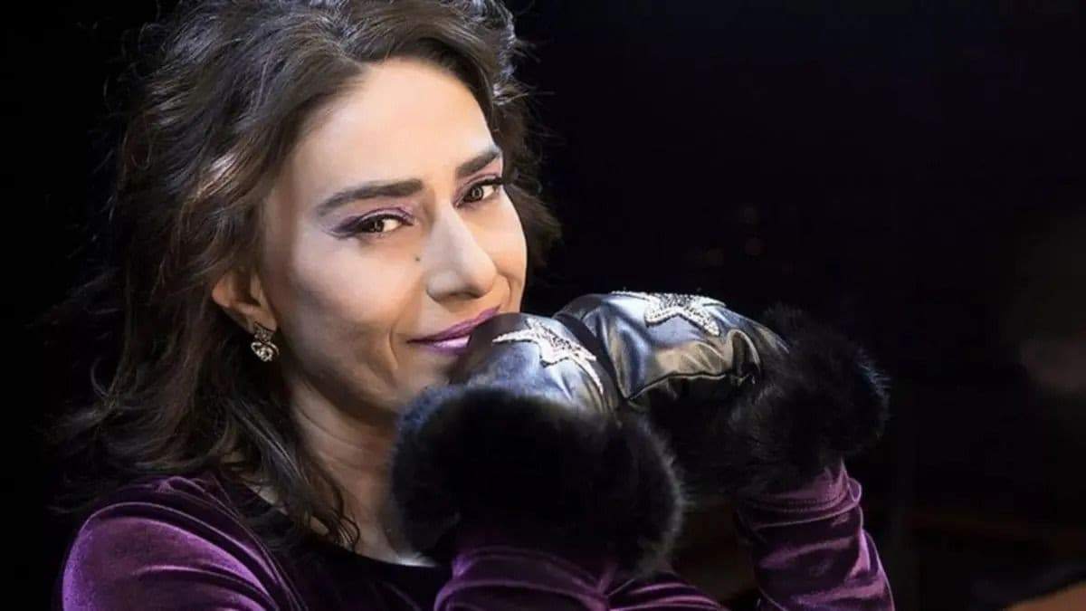 Yıldız Tilbe sahnede mor kostümüyle performans sergilerken