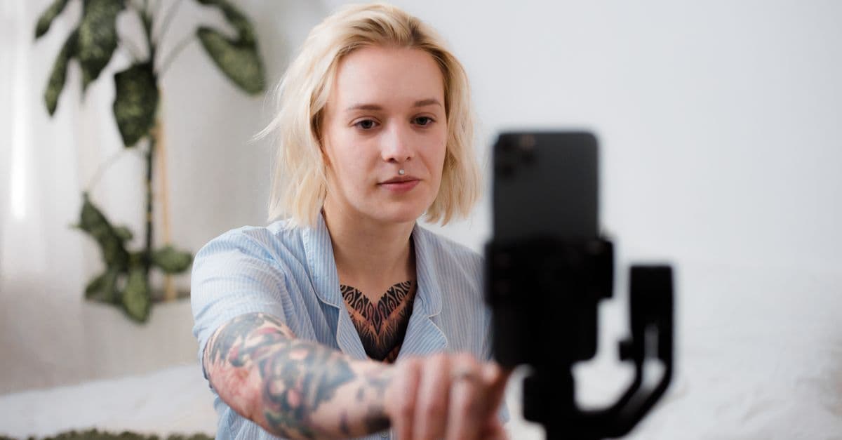 Telefonda YouTube uygulamasını açan kullanıcı