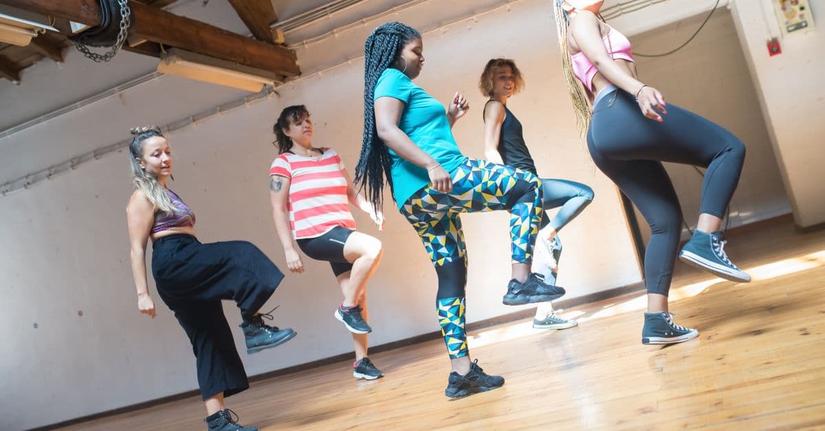 Grup halinde Zumba dersi yapan kadınlar