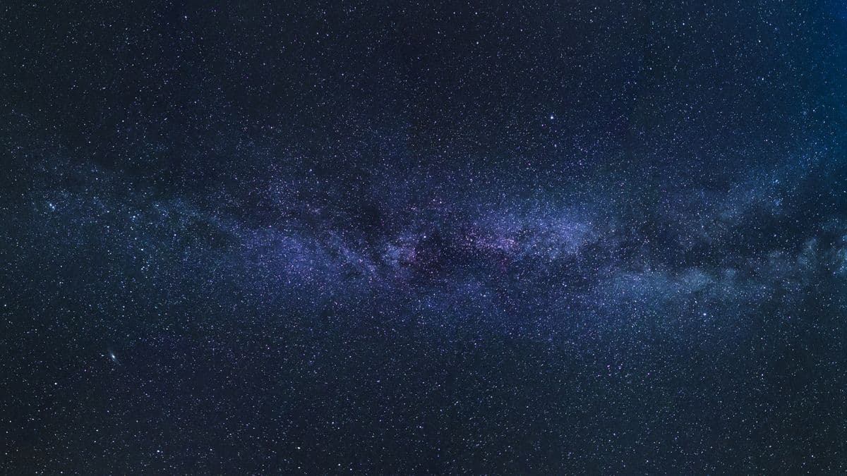 Yıldızlarla dolu gece gökyüzü ve samanyolu manzarası