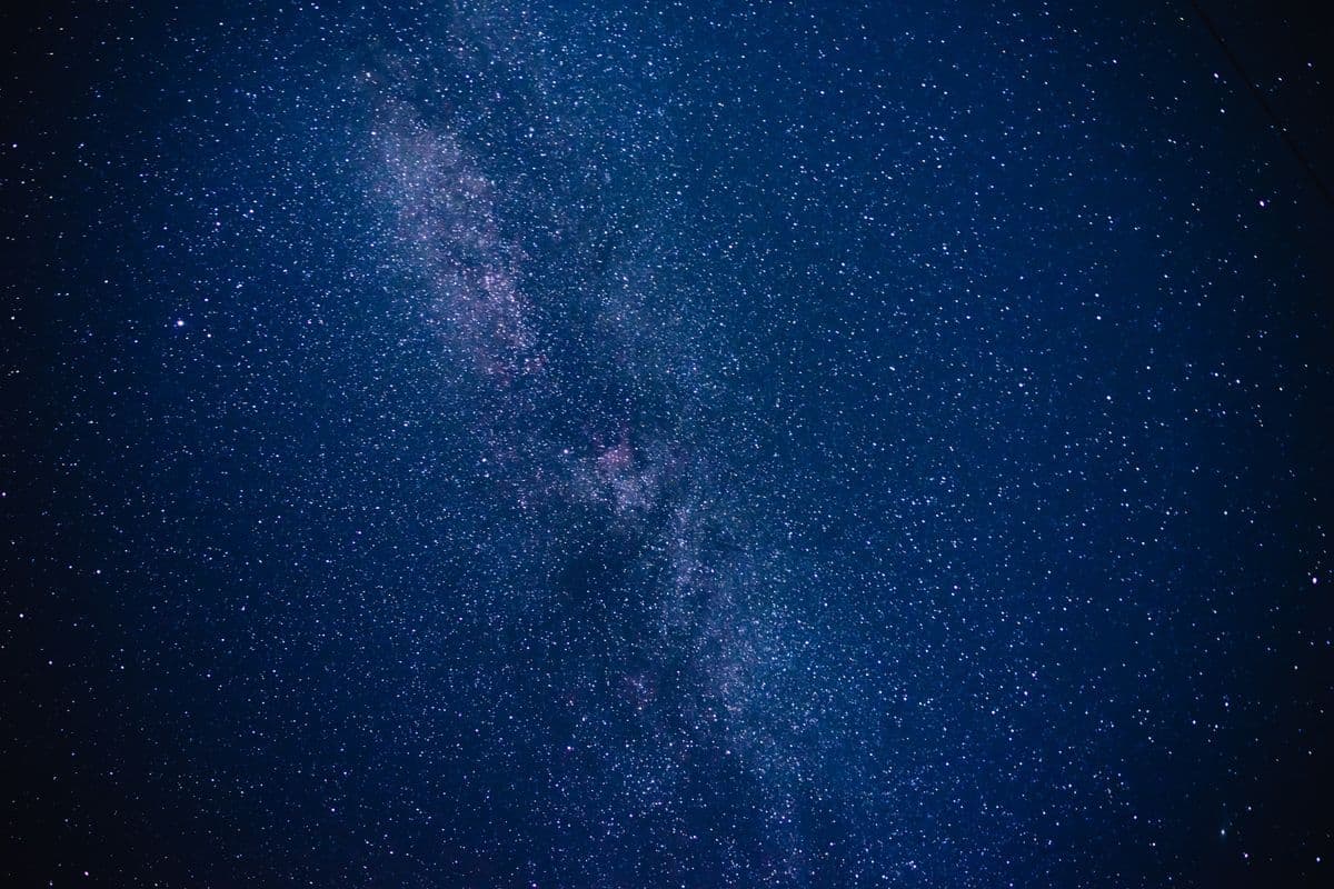 Samanyolu'nun göründüğü yıldızlarla dolu gece gökyüzü