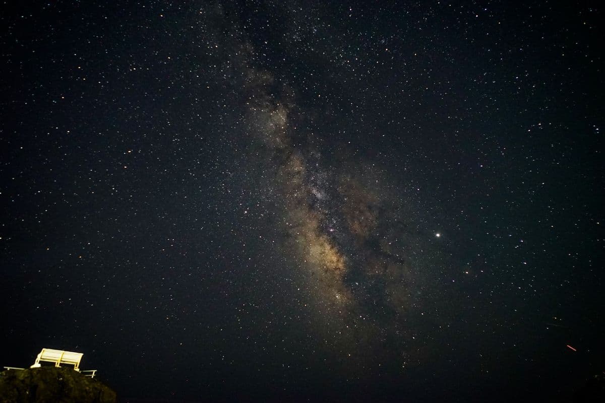 Astroloji haritası, dizüstü bilgisayar ve tarot kartlarıyla hazırlanmış bir çalışma masası
