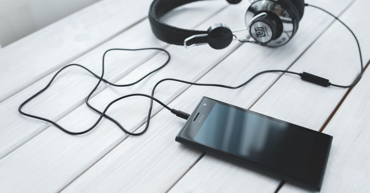 Kulaklık ve akıllı telefon ile müzik dinleme anı
