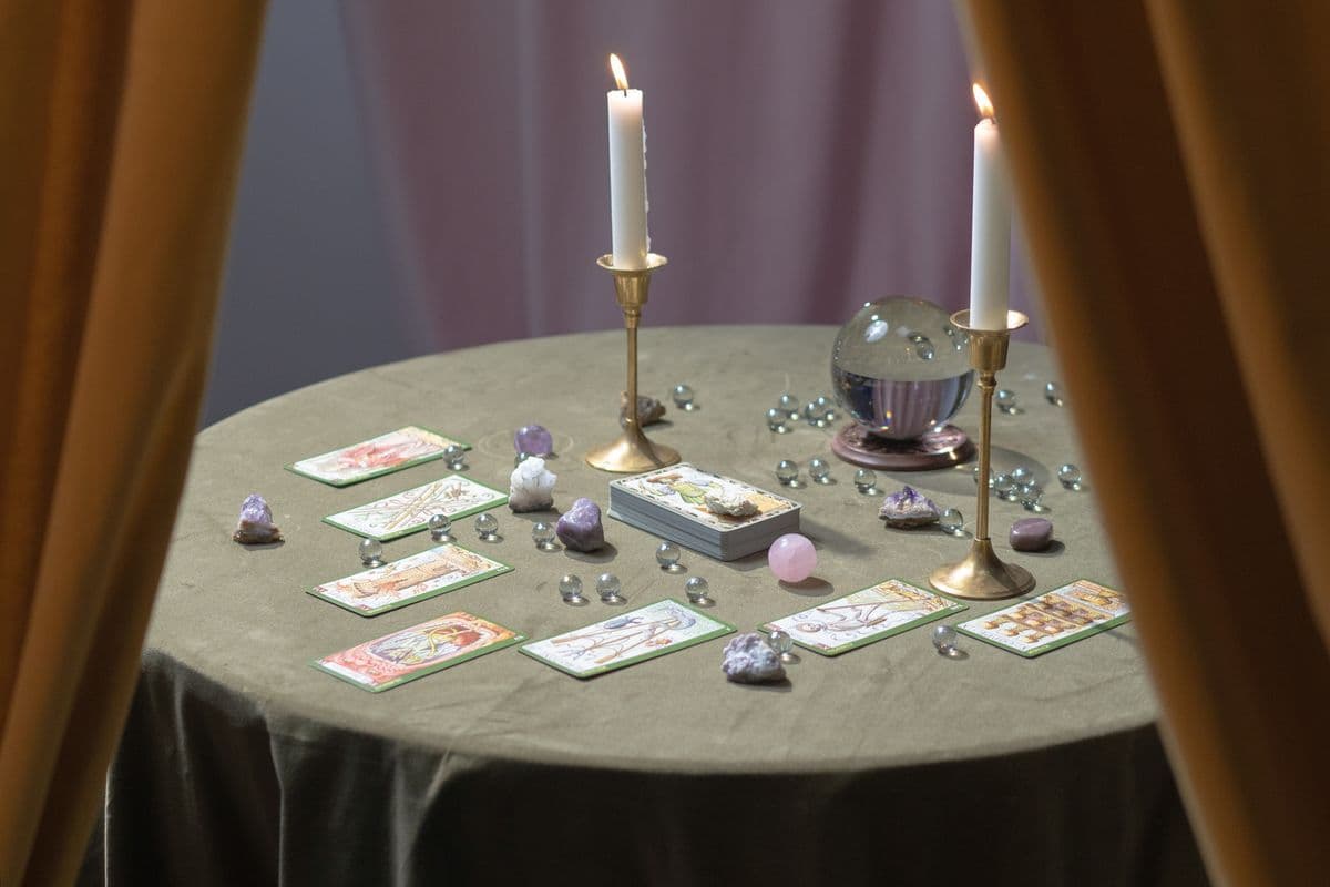 Mumlar ve tarot kartlarıyla hazırlanmış mistik bir astroloji masası
