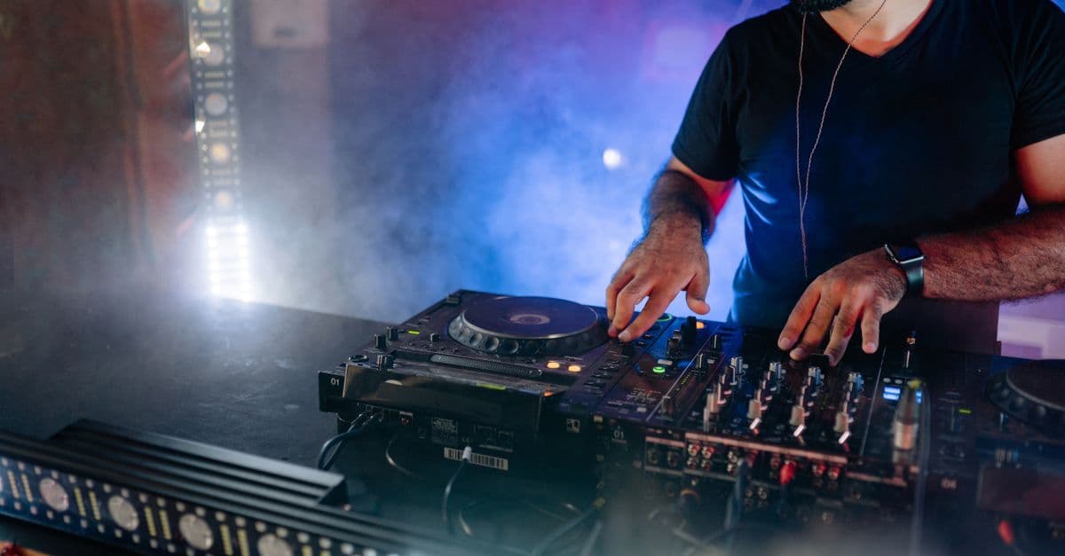 Bir kulüp ortamında DJ ekipmanı ve ışıklar