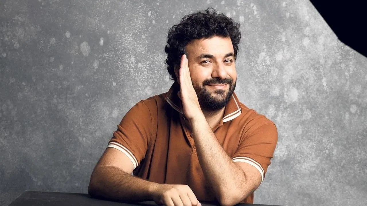 Hasan Can Kaya'nın stüdyo çekiminde objektife gülümseyen portresi