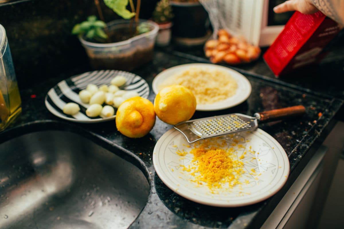 Temizlik için kullanılan limon, karbonat ve sirke