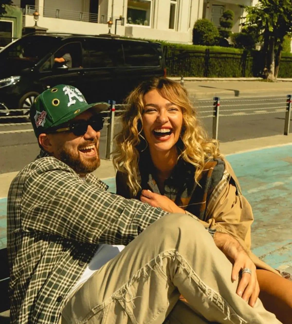 Melisa Döngel ve Murda'nın birlikte paylaştığı neşeli bir kare