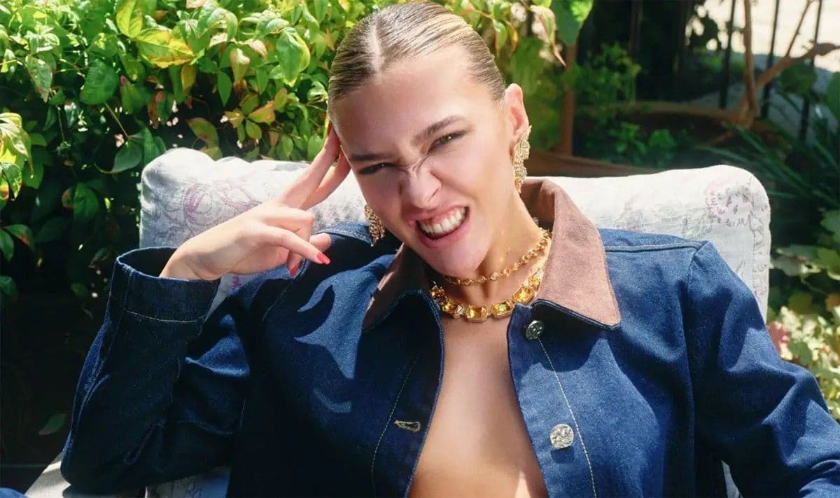 Melisa Döngel'in poz verdiği kapak karesi