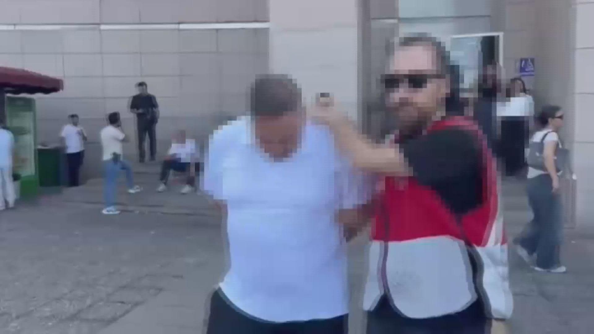Şüphelinin gözaltına alınma anı, polis ekipleri eşliğinde
