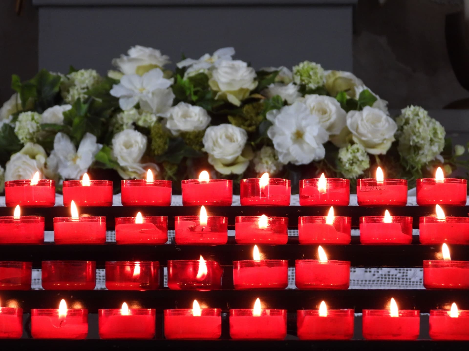 Gece yatağında uyuyan bir kadın, rüya ve uyku teması