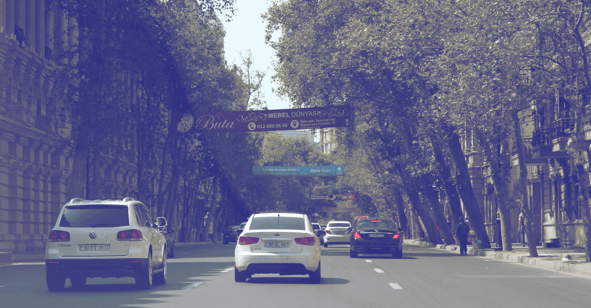 Yoğun trafikte ilerleyen araçlar