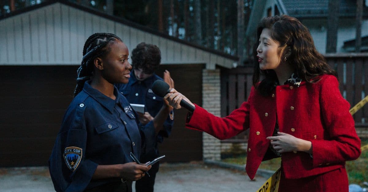 Sosyal medyada telefon üzerinden haberleri takip eden biri