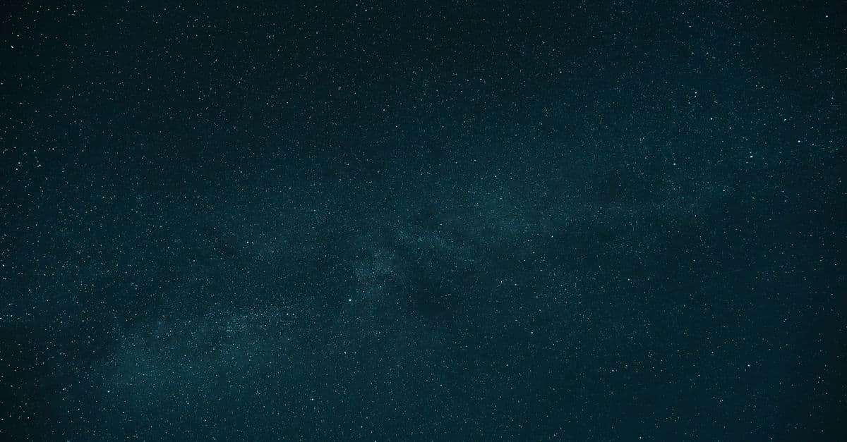 Yıldızlı gökyüzünde mistik ve sakin bir gece manzarası