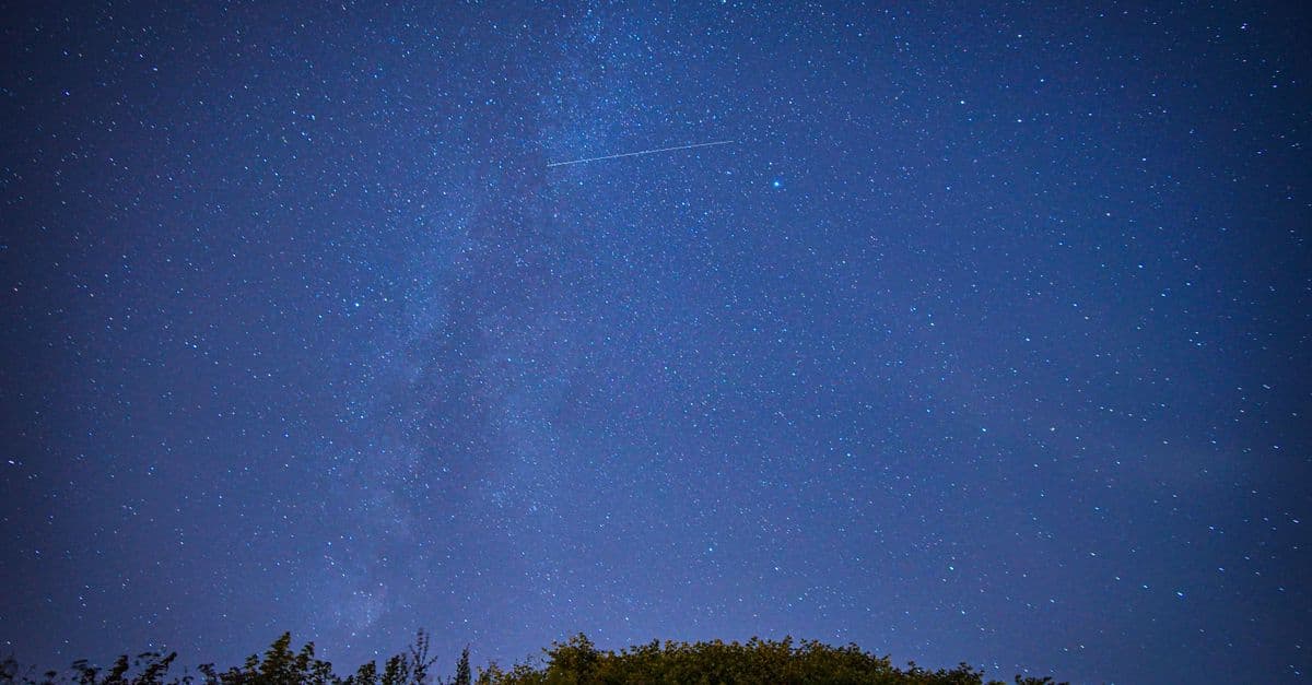 Zodyak sembolleriyle bezeli yıldızlı gece gökyüzü kompozisyonu