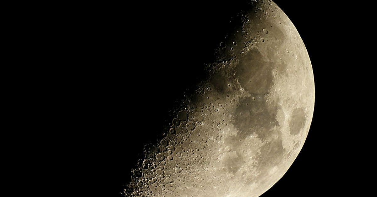 Mor tonlarda yıldızlı gökyüzü ve günün astroloji atmosferi