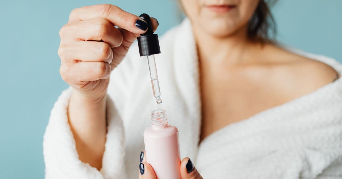 Mor tonlu serum formülünün pipetle hazırlanışı