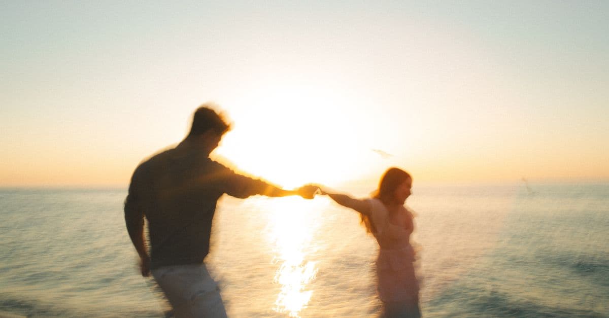 Deniz kıyısında romantik Boğa ve Balık uyumunu temsil eden çift