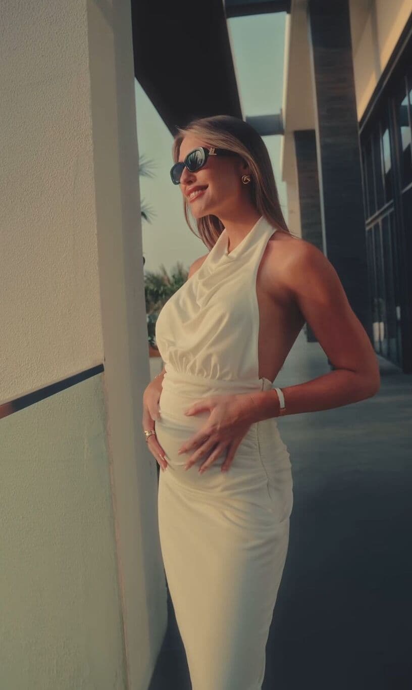 Chloe Loughnan'ın hamilelik paylaşımından ikinci bir kare