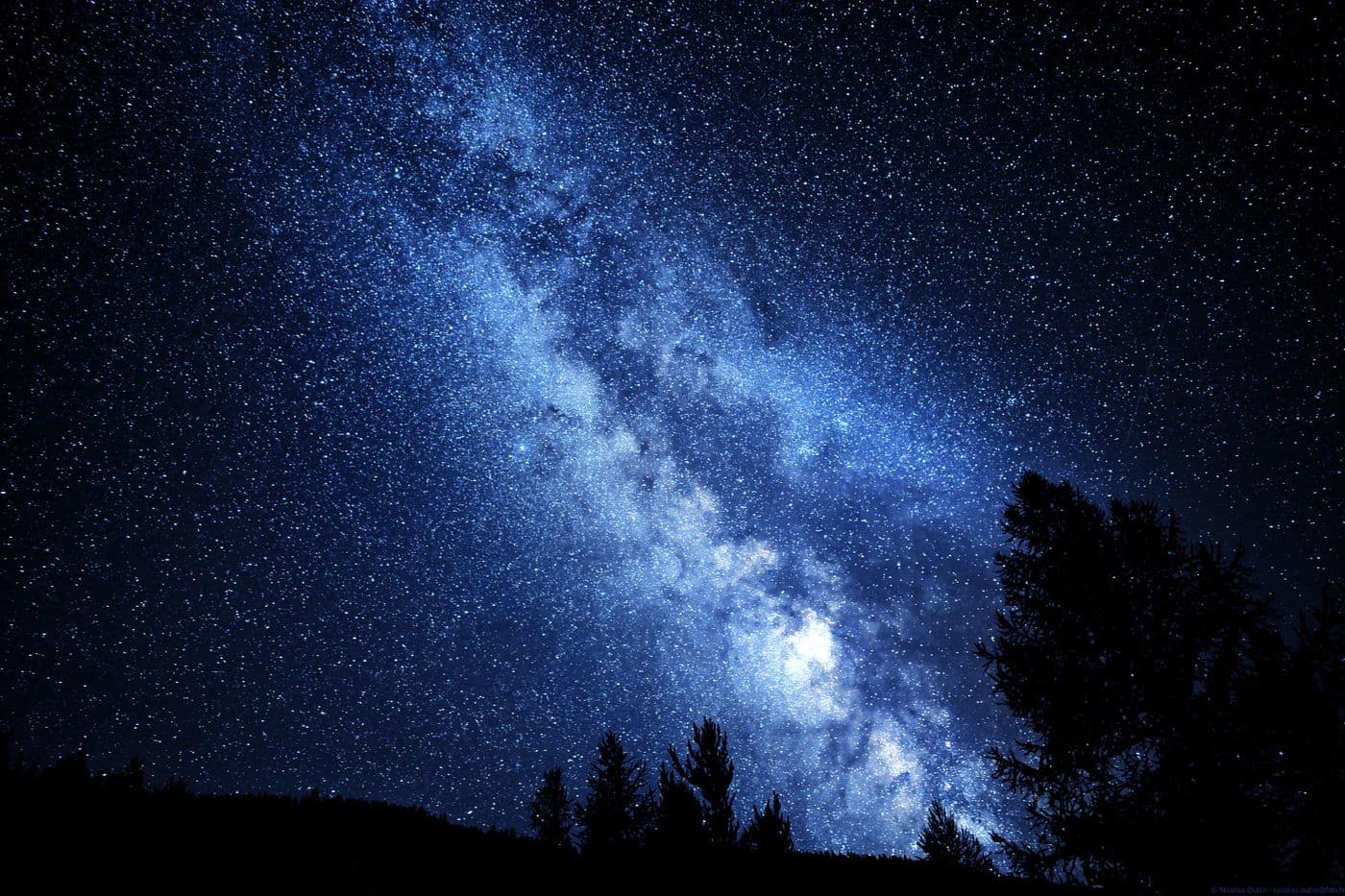 Yıldızlarla dolu gece gökyüzü, astroloji ve burç uyumu temalı atmosfer