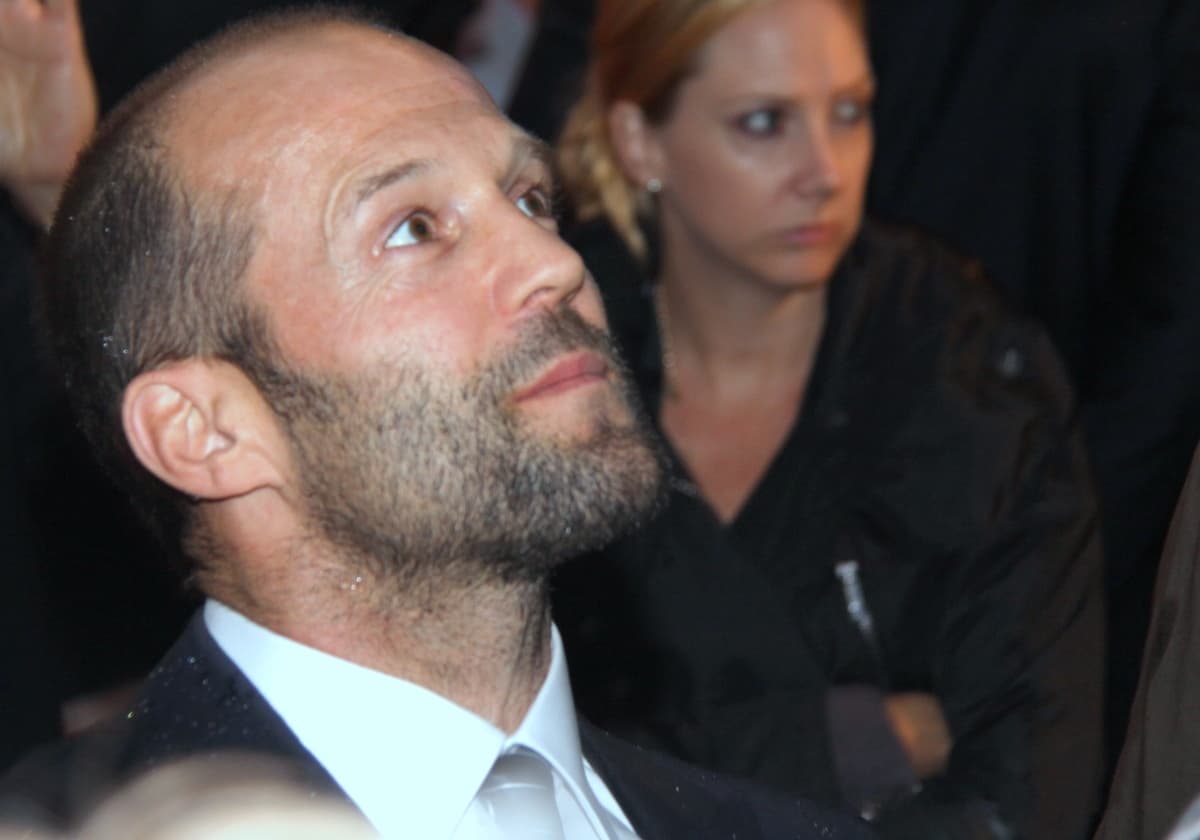 Mutiny filminde silahlı bir sahnede Jason Statham