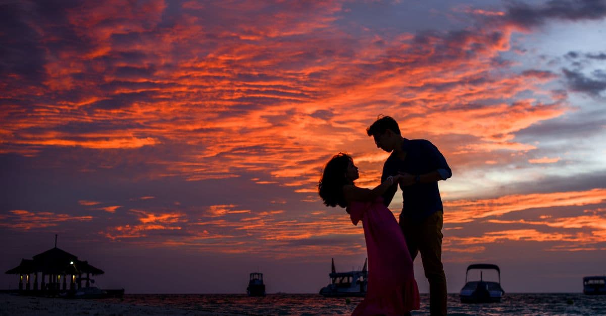 Bir çiftin sosyal medyada paylaştığı samimi bir plaj/tatil fotoğrafı