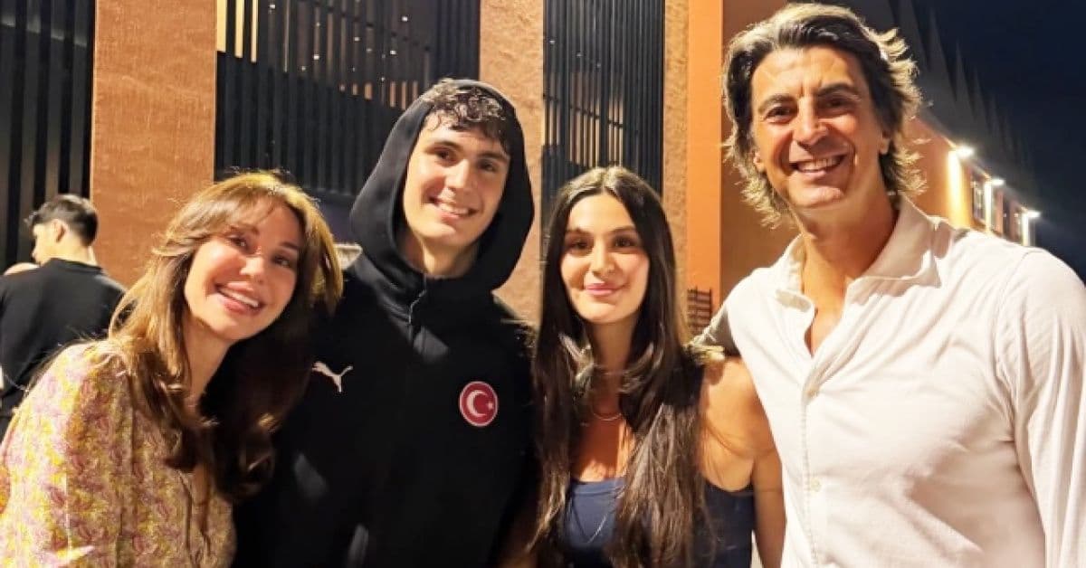 Demet Şener, İbrahim Kutluay ve çocukları Ömer ile İrem birlikte poz veriyor
