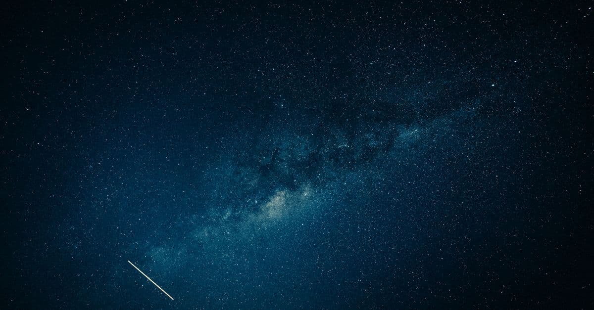 Zodyak çarkı ve yıldızlı gece gökyüzü astroloji temalı bir kompozisyon