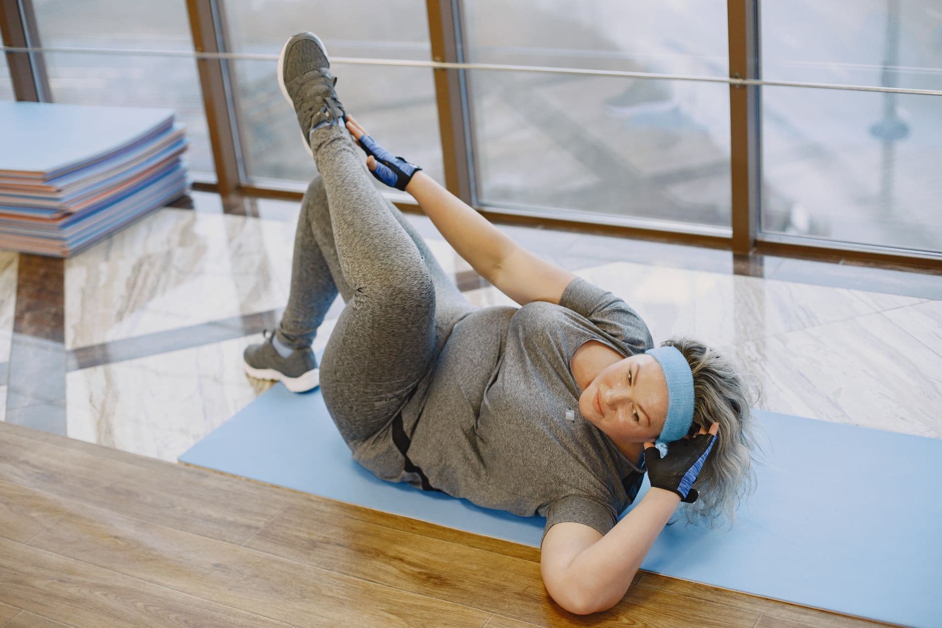 Matın üzerinde plank pozisyonunda duran bir kadın