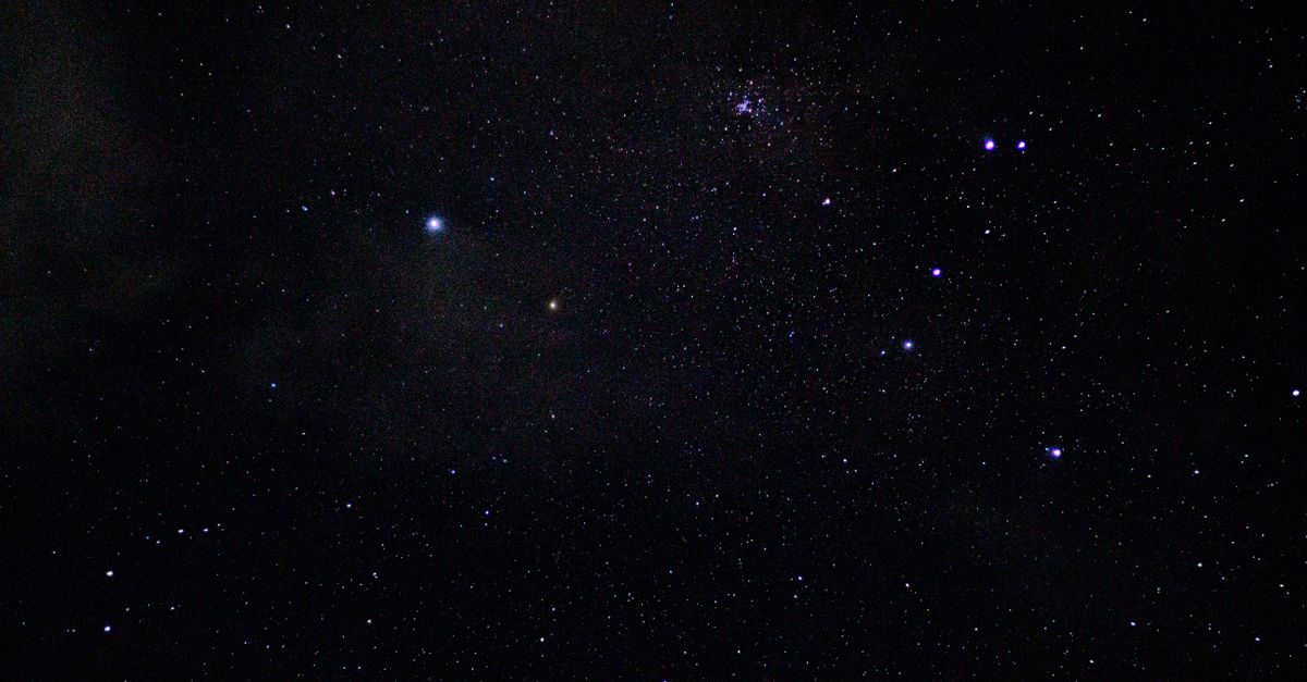 Yıldız takımyıldızlarının göründüğü gece gökyüzü, mistik astroloji atmosferi