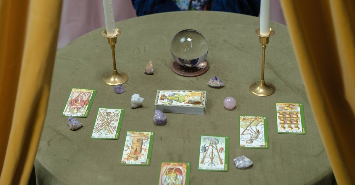 Mumlar ve tarot kartlarıyla mistik bir astroloji kompozisyonu