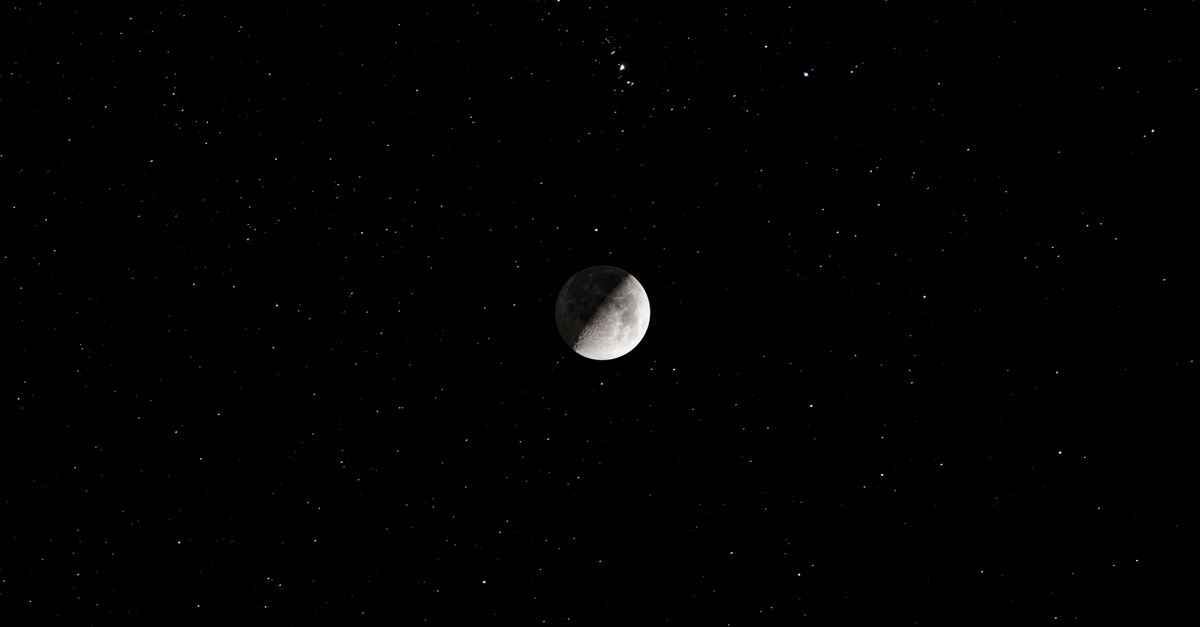 Astroloji sembolleriyle aydınlatılmış mistik bir atmosfer
