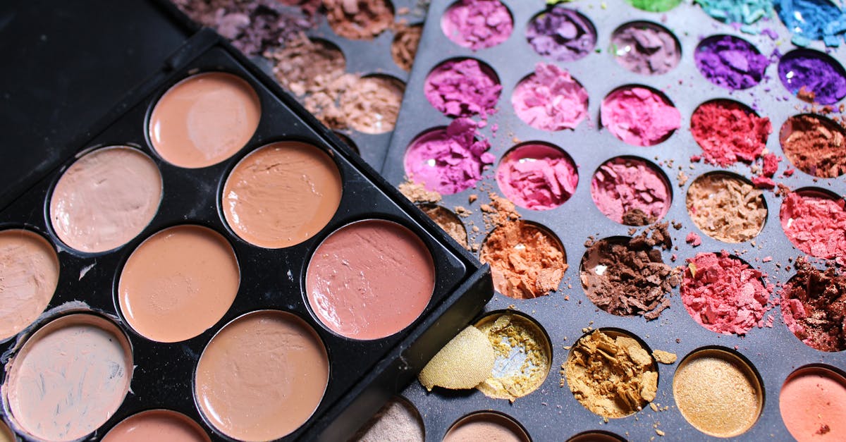 Makyaj ürünleri ve renkli paletler