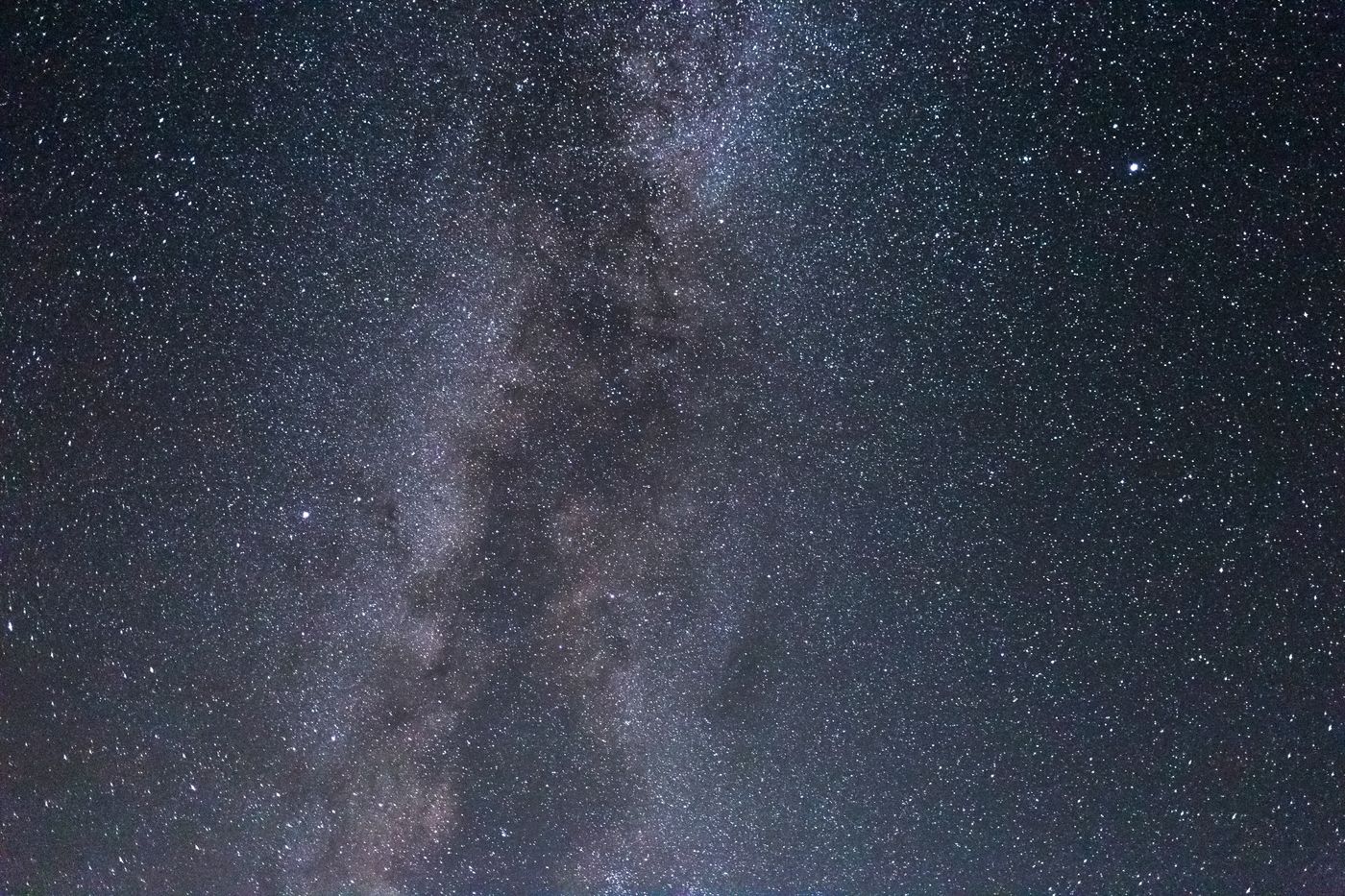 Gece gökyüzünde samanyolu ve yıldızlarla dolu mistik manzara