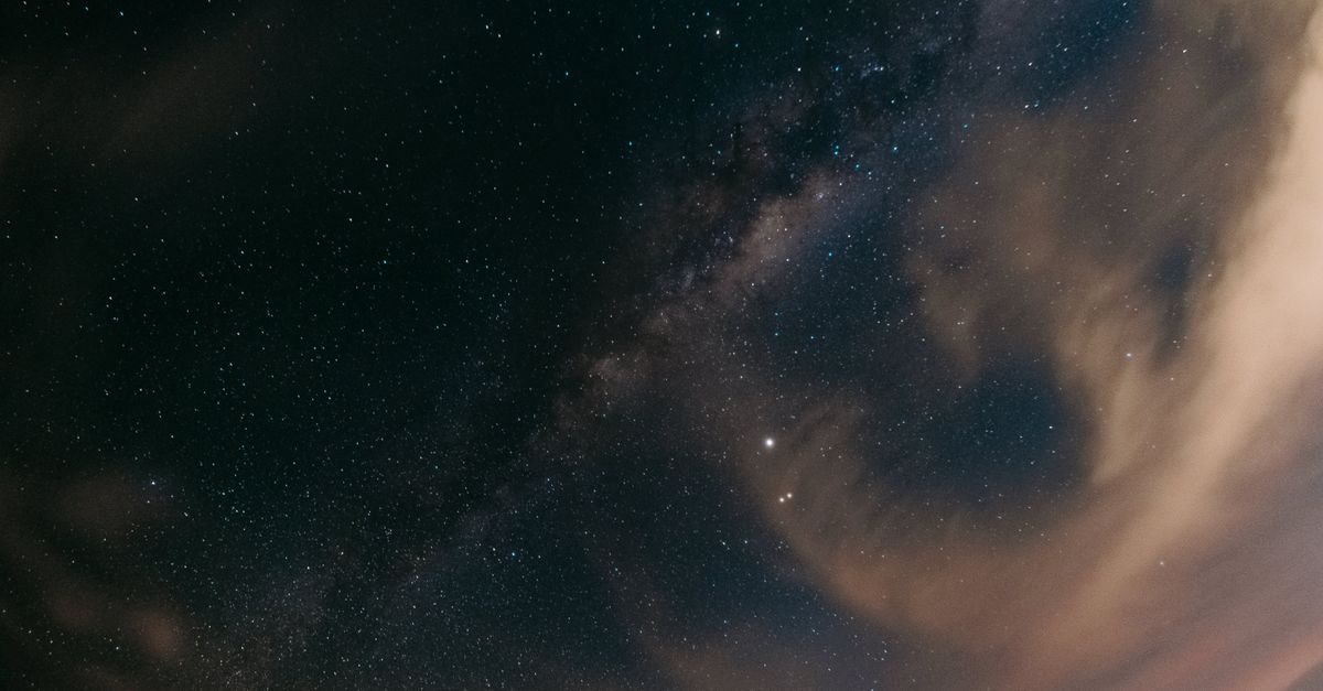 Gece yarısı yıldız haritası ve takımyıldızlarla dolu kozmik bir görüntü
