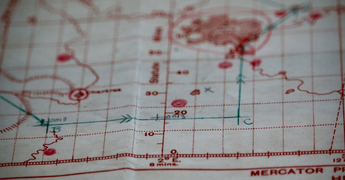 Yıldız haritası ve gök cisimlerinin işaretlendiği astroloji temalı çizim