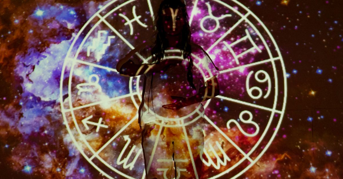Kristallerin ve mistik objelerin bir araya geldiği astroloji temalı düzenleme