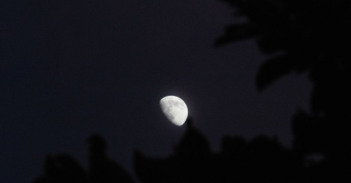 Yıldız haritası ve gök cisimlerinin işaretlendiği astroloji temalı çizim